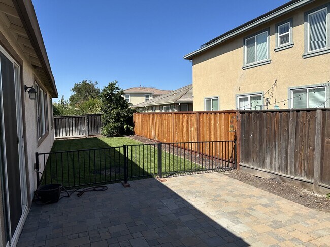 Building Photo - Gorgeous 4 Bedroom, 2.5 Bath Single Story in Summer Lakes Community