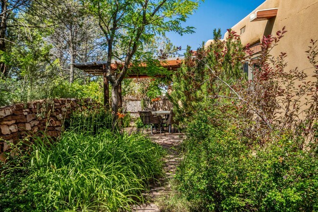 Building Photo - Northside Santa Fe Home