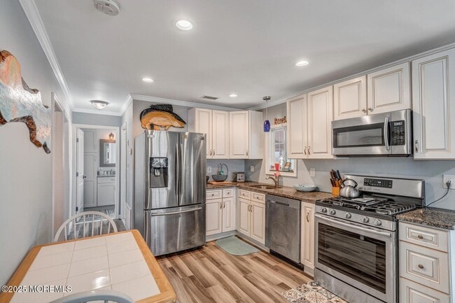 Building Photo - 28 S Los Angeles Dr