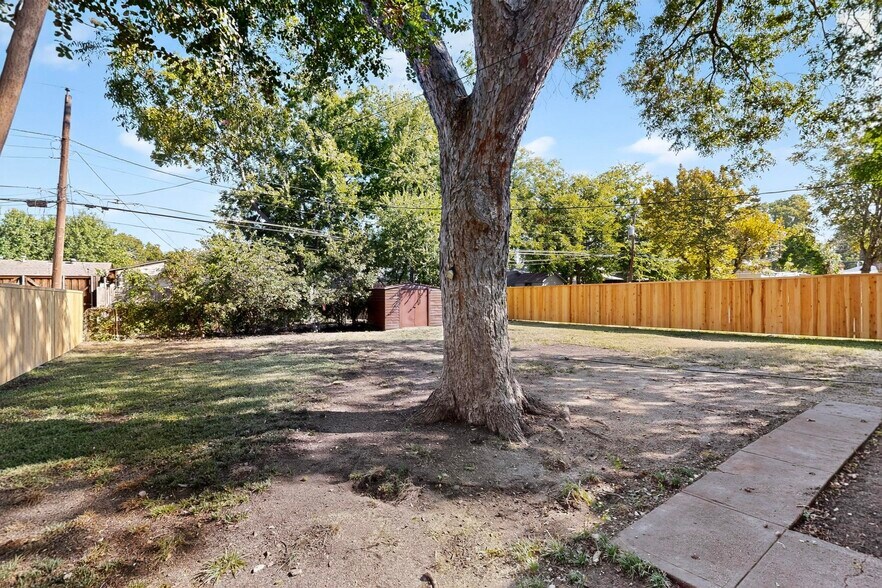 Building Photo - 2207 Housley Dr