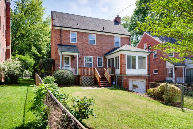 Building Photo - 1667 Primrose Rd NW