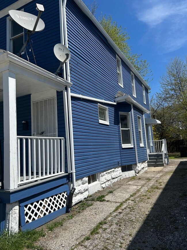 Building Photo - Great 2 Story 3 bedroom Section 8 accepted