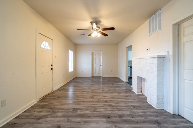 Building Photo - * Move-In Special * Cozy 3 Bed, 1 Bath Hom...