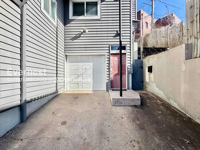 Building Photo - 1327 S Lawton Ave