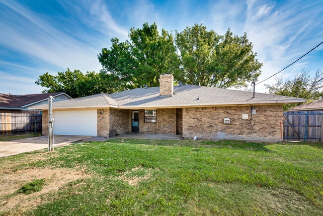 Building Photo - $2200 Wylie: Single level house with wood ...