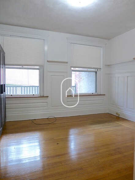 Building Photo - 1693 Beacon St