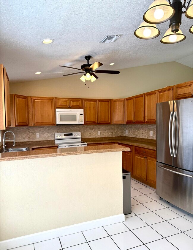 Building Photo - 18292 Clear Brook Cir