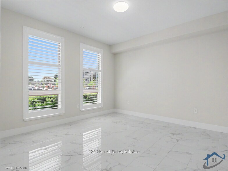 Building Photo - 225 Houret Dr