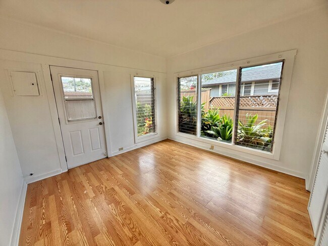 Building Photo - 3 Bedroom / 2 Bathroom Home with large yar...