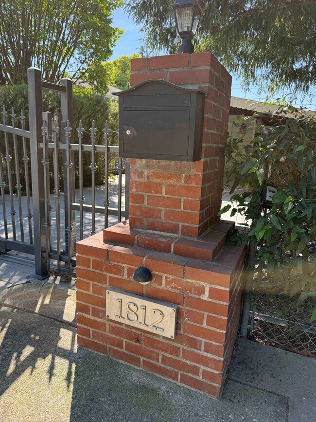 Building Photo - Charming Land Park 2 Bedroom