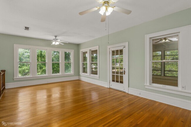 Building Photo - 2 bedroom duplex
