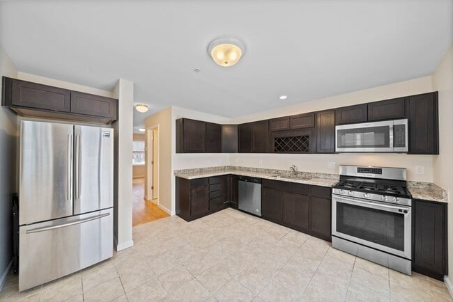 Building Photo - 285 Lake St