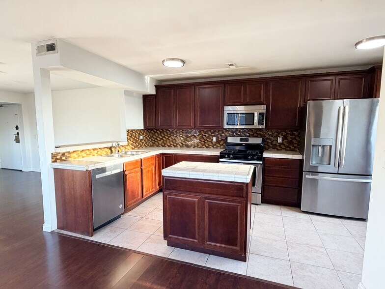 Building Photo - 7305 Milwood Ave