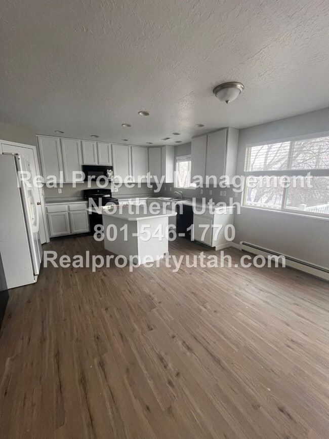 Building Photo - 6 Bed 3.5 Bath Rambler Home in Layton