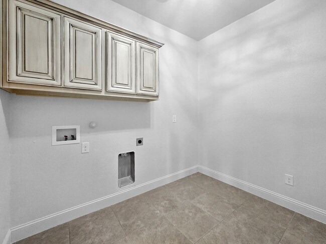 Building Photo - Immaculate 4-Bedroom Home with Luxury Upgr...