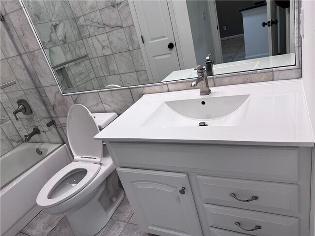 Building Photo - 955 Juniper St NE