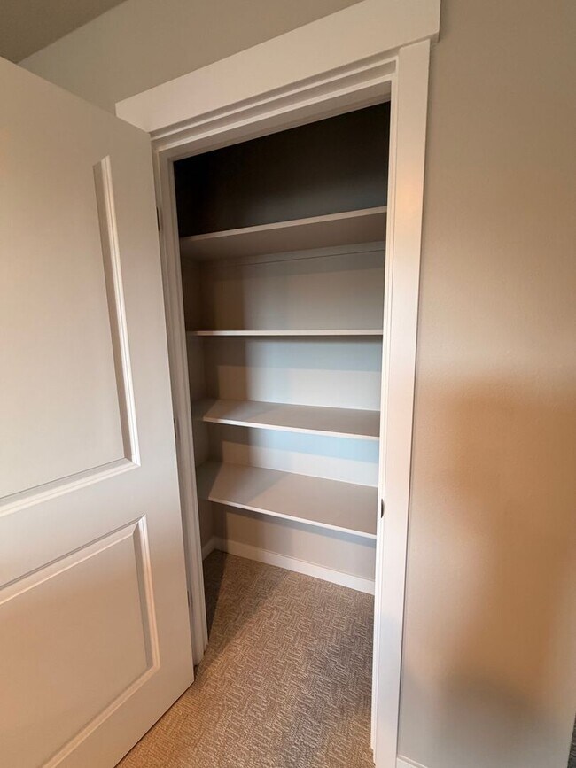 Building Photo - Model home! 4-bed 3-Bath Home on Moon MTN!