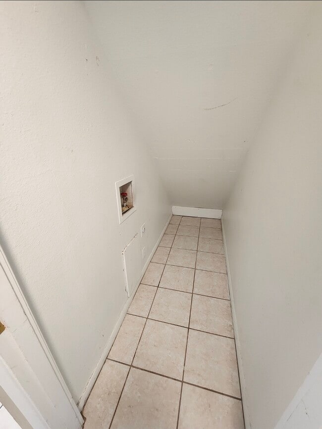 Building Photo - 3 bed 2 bath 2 story townhome, 1 carport