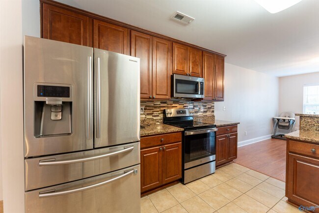 Building Photo - 2524 Oak Pl Dr SE