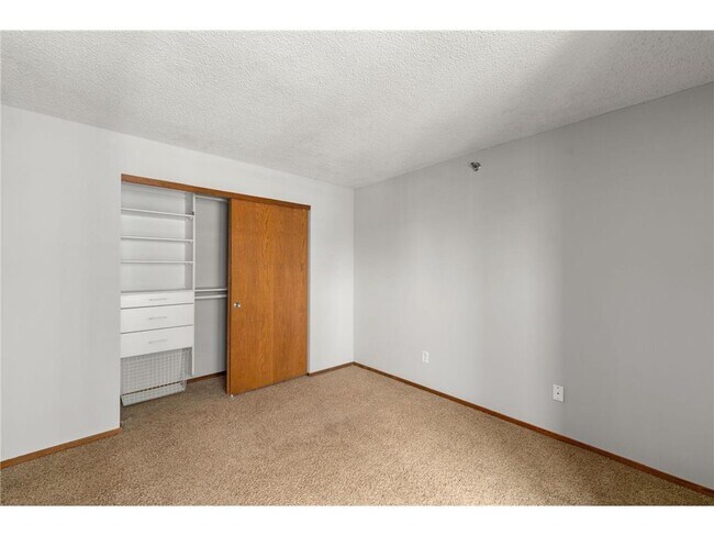 Building Photo - 433 S 7th St