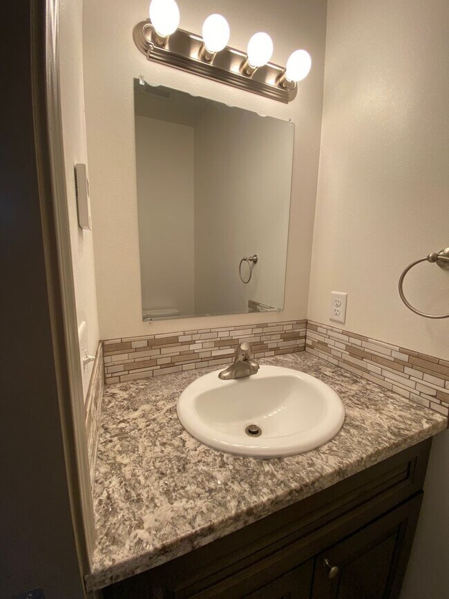Building Photo - **SPRING SPECIAL- $400 off first months rent**  3 Bedroom Duplex in Veneta