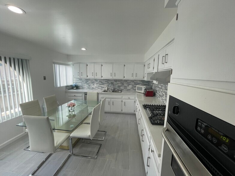 Kitchen - 5271 Newcastle Ave