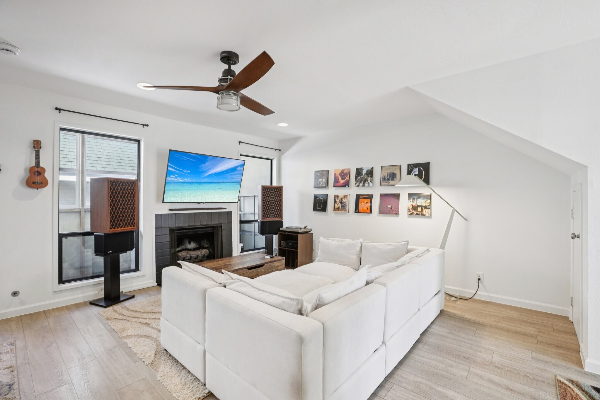 Building Photo - 1106 W 6th St