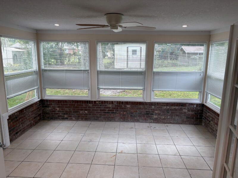 Building Photo - 240 W Gardenia Dr