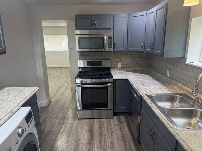 Building Photo - Updated Home Near KU Med