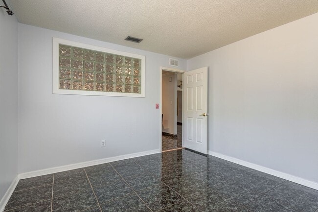 Building Photo - 4/2 Tampa Home