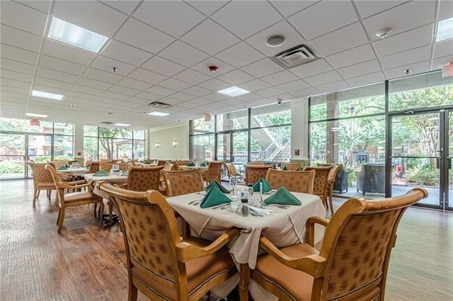 Building Photo - 300 Johnson Ferry Rd