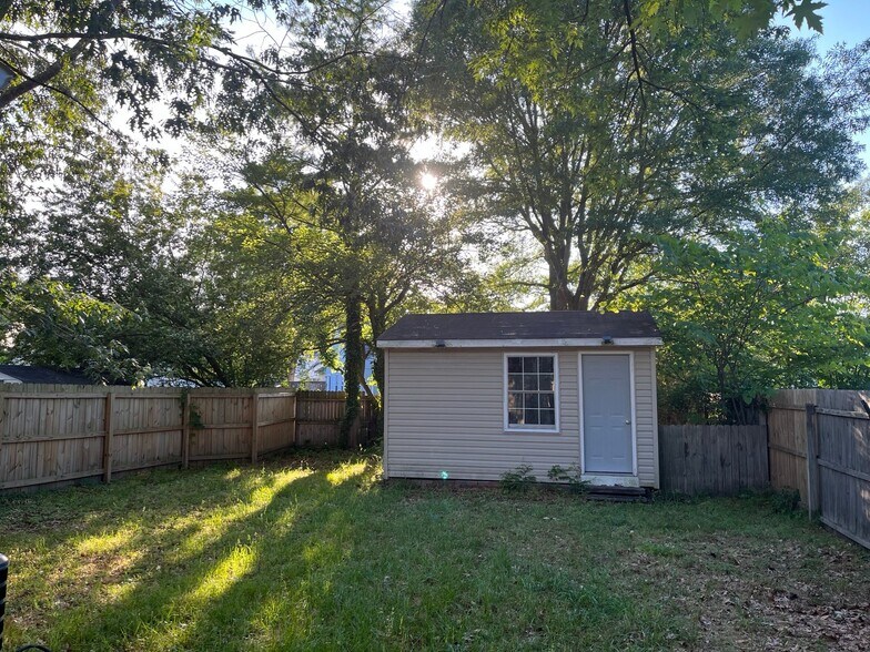 Building Photo - 820 Pine View Ln