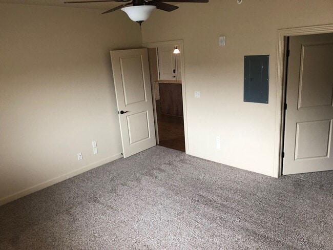 Building Photo - 2810 Bobcat Dr