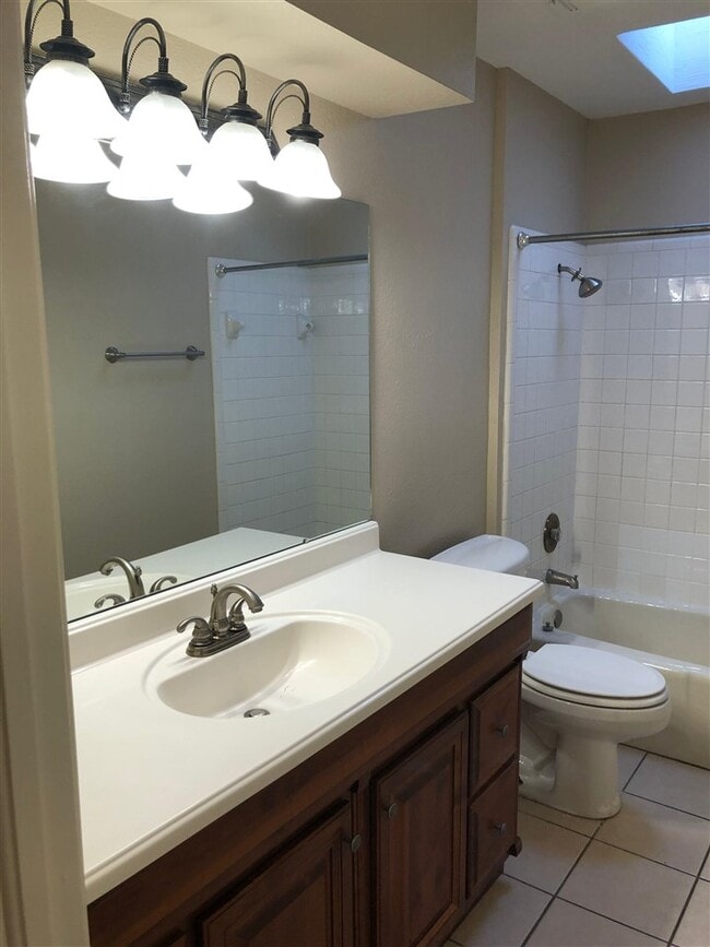 Building Photo - 1405 SE Hillcrest Ave