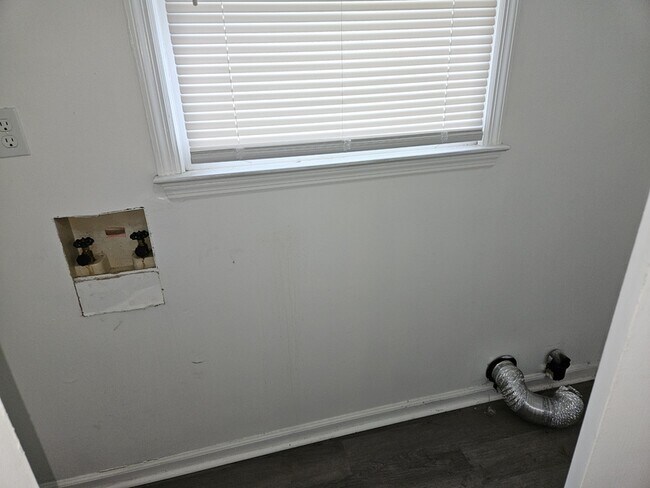 Building Photo - 1617 Hennessy Pl