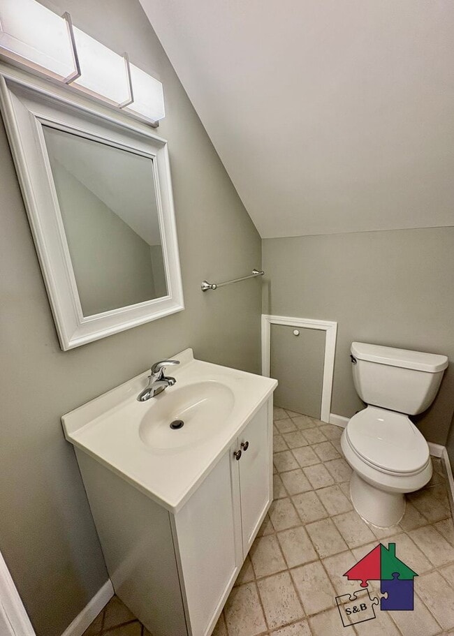 Building Photo - Modern 3 Bedroom 2.5 Bathroom Shelburne Apartment!