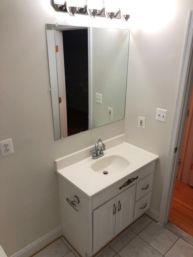 Large master bathroom with jacuzzi - 1204 Florida Ave NE