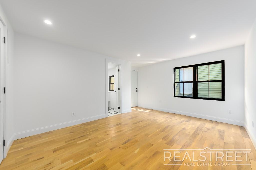 Building Photo - 3 Bed 2 Bath with W/D & Terrace!