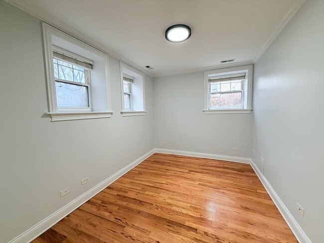 Building Photo - 1416 W Lunt Ave