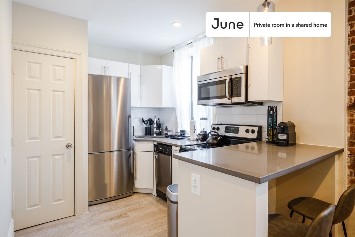 Building Photo - Private bedroom in 3 bed/2 bath Home