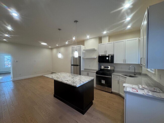 Building Photo - 13 Bristol St