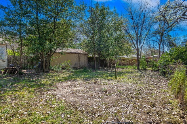 Building Photo - "Charming 2-Bedroom Shreveport Home with Cozy Fireplace & Gleaming Hardwood Floors!"