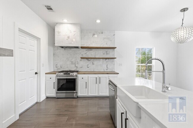 Building Photo - 1116 Lott Ave