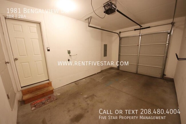 Building Photo - Newer Construction Townhome Available! Vis...