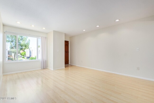 Building Photo - 1927 E Hampton Ave