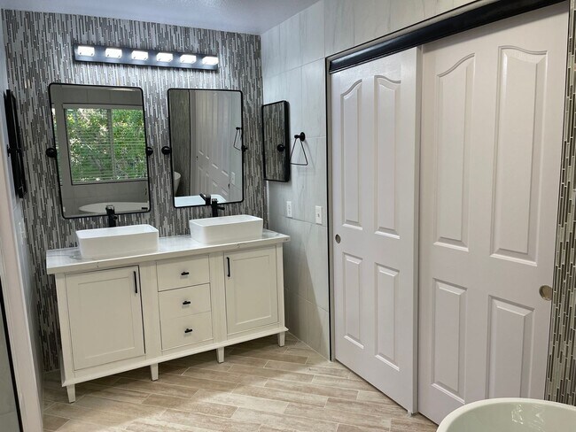 Building Photo - **GORGEOUSLY REMODELED & CLEAN!!  3BD-2 1/2BA HOME IN SILVERADO RANCH !!  *** ONLY $2,190 ***