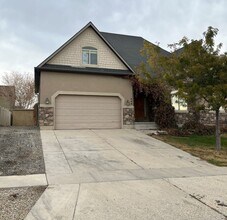 Building Photo - 1/2 Off 1st Months Rent!! 5 Bedrooms, 3 Ba...