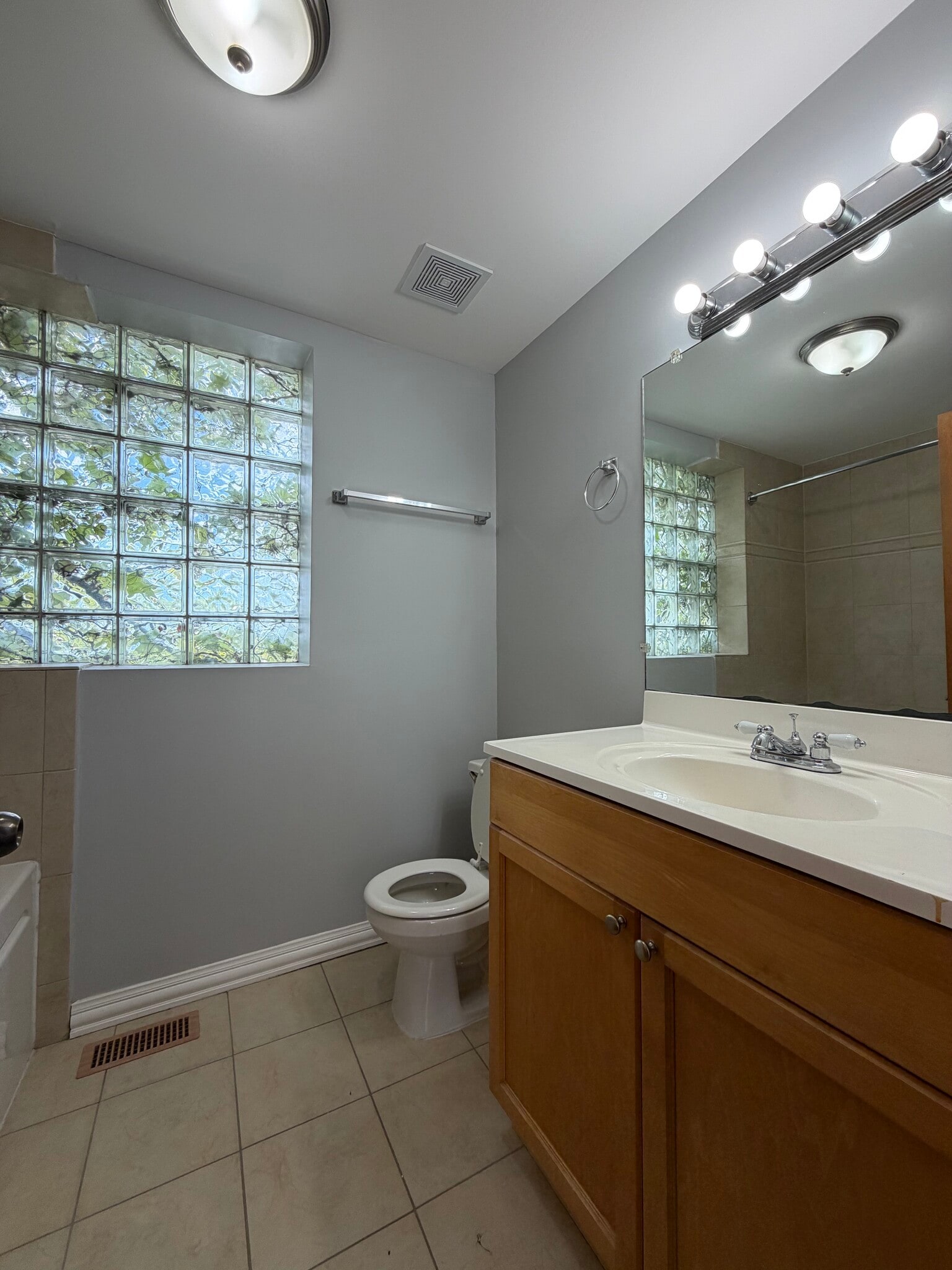 2 bathroom (Master) - 2702 W Warren Blvd