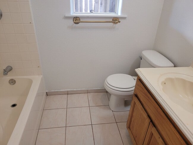 Building Photo - 585 South Ave