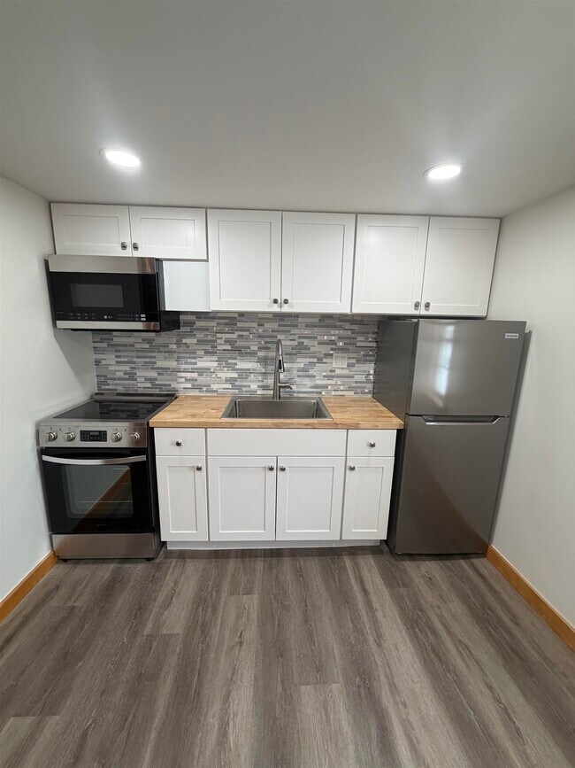 Building Photo - 211 Main St